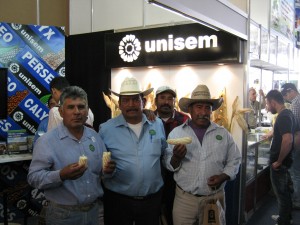 Ellos regresaron a decir gracias Productores en el stand de Unisem en la Expo Agroalimentaria 2011